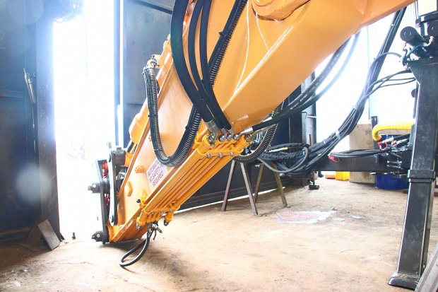 Hydraulic pipework added to the dipper to feed the head. All removable for digging