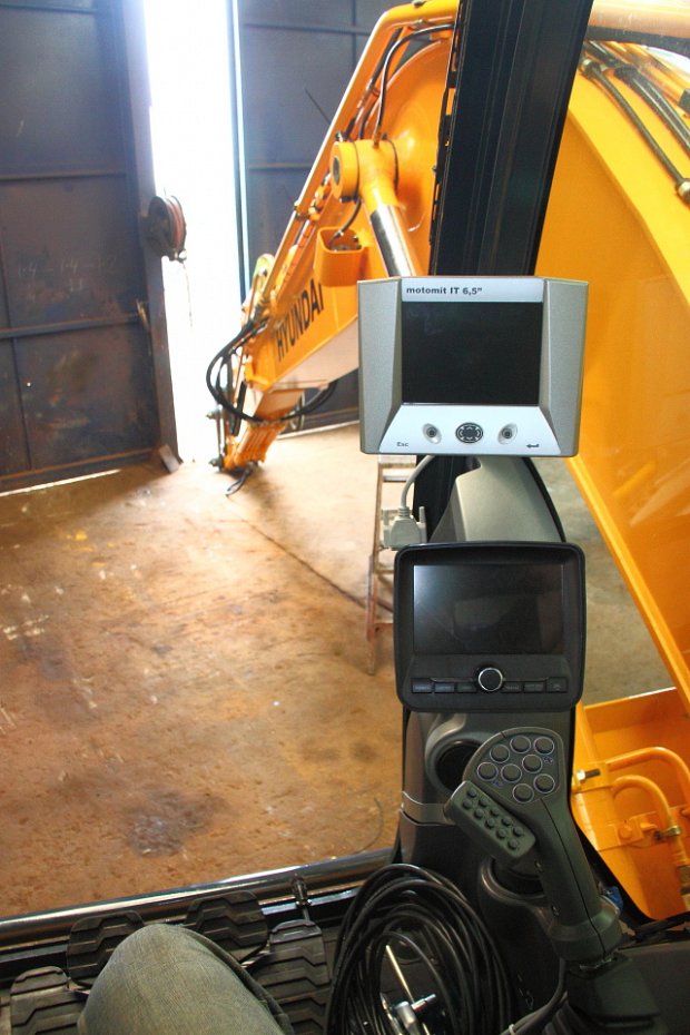 Motomit computer and new joysticks installed in the cab