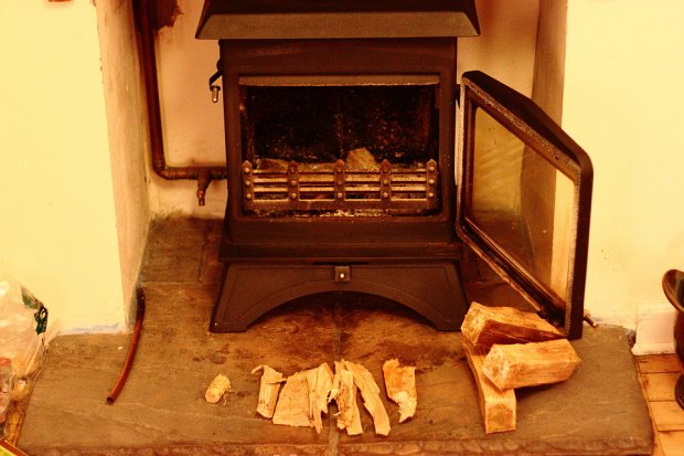 All the ingredients of a successful fire. A single Waxling firelighter, a handful of our hardwood kindling and some of the smaller logs from your log store