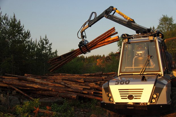 Loading some logs with the Cranab crane